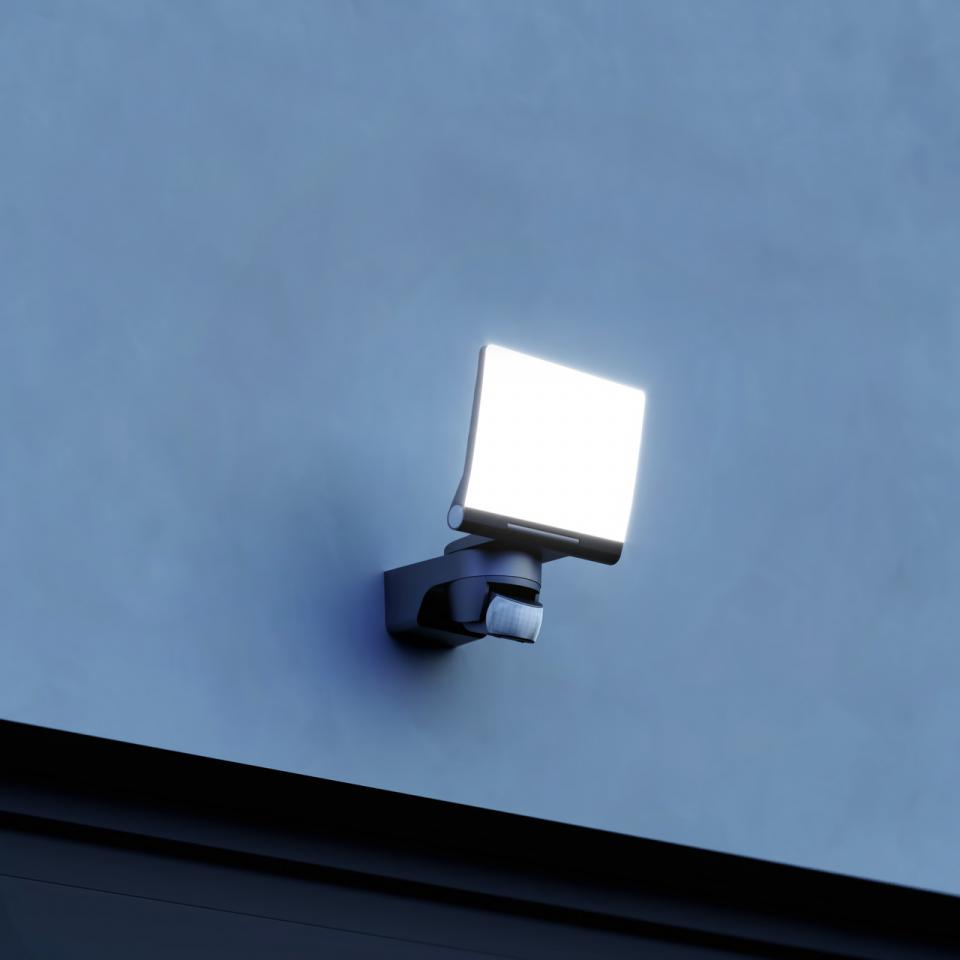 Reflektor zunanji LED s senzorjem stenski XLED Home 2 XL S črn 030049