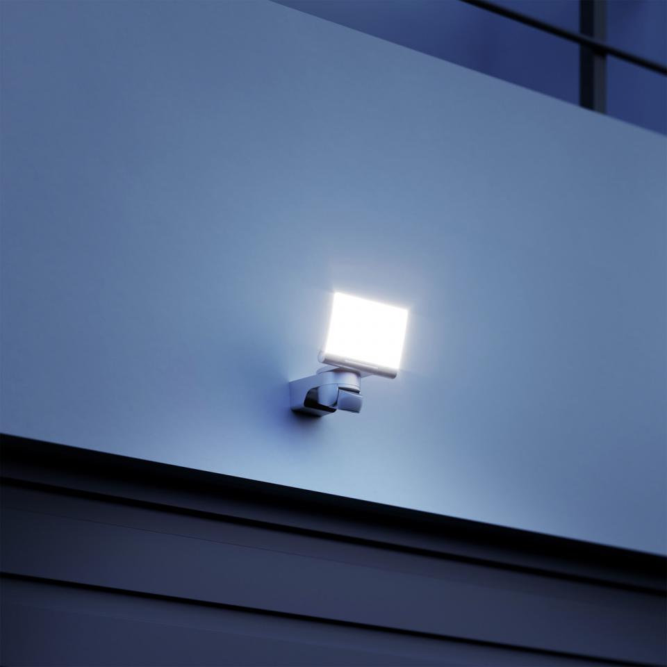 Reflektor zunanji LED s senzorjem stenski XLED Home 2 S srebrn 033057